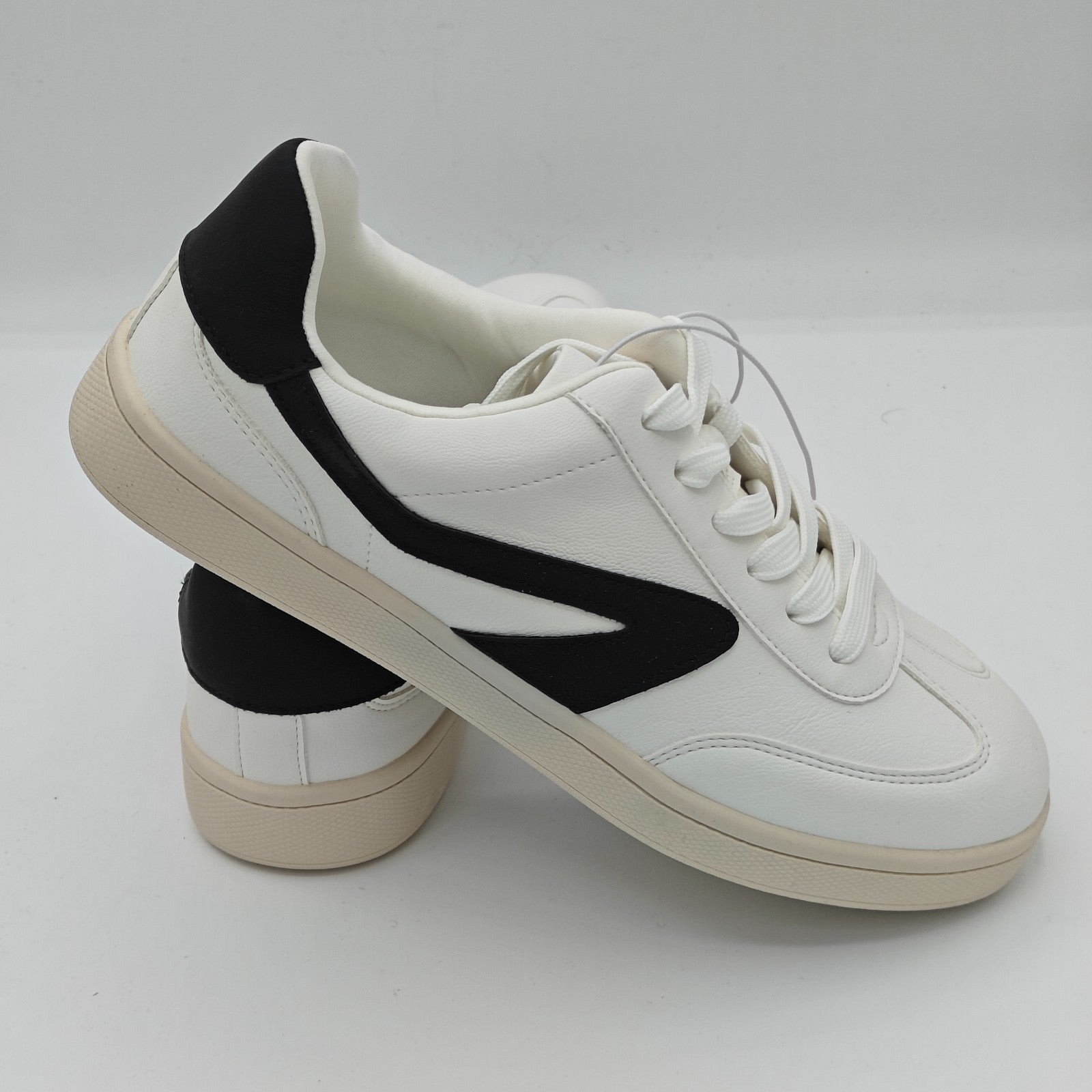 dv by Dolce Vita Women's "Vasser" Retro Fashion Sneaker / Black US Size 6/6.5/10