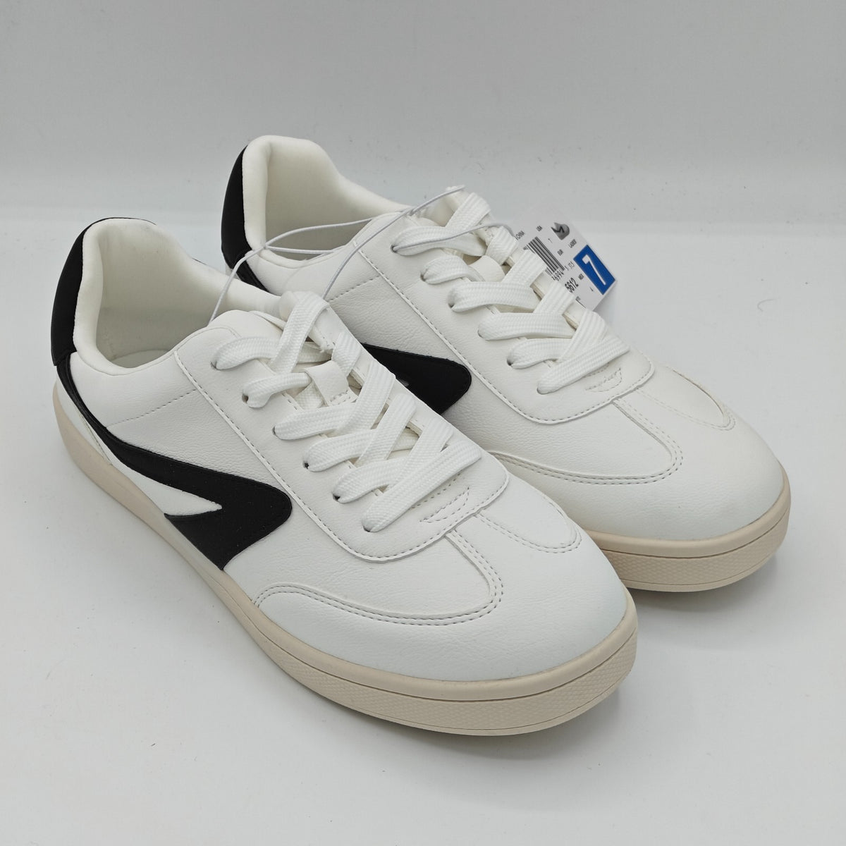dv by Dolce Vita Women's "Vasser" Retro Fashion Sneaker / Black US Size 6/6.5/10