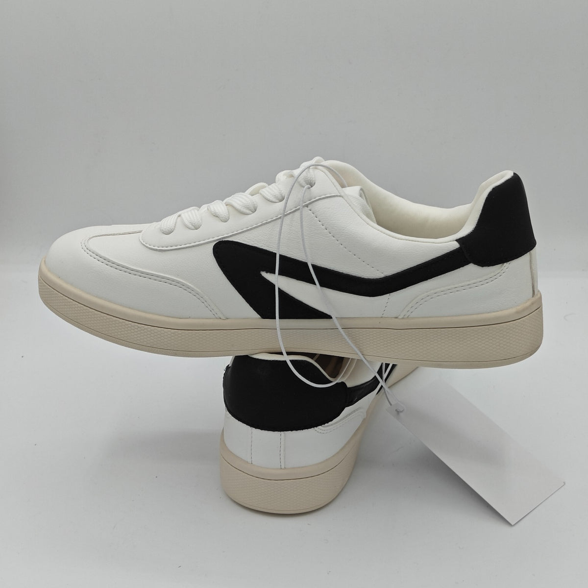 dv by Dolce Vita Women's "Vasser" Retro Fashion Sneaker / Black US Size 6/6.5/10